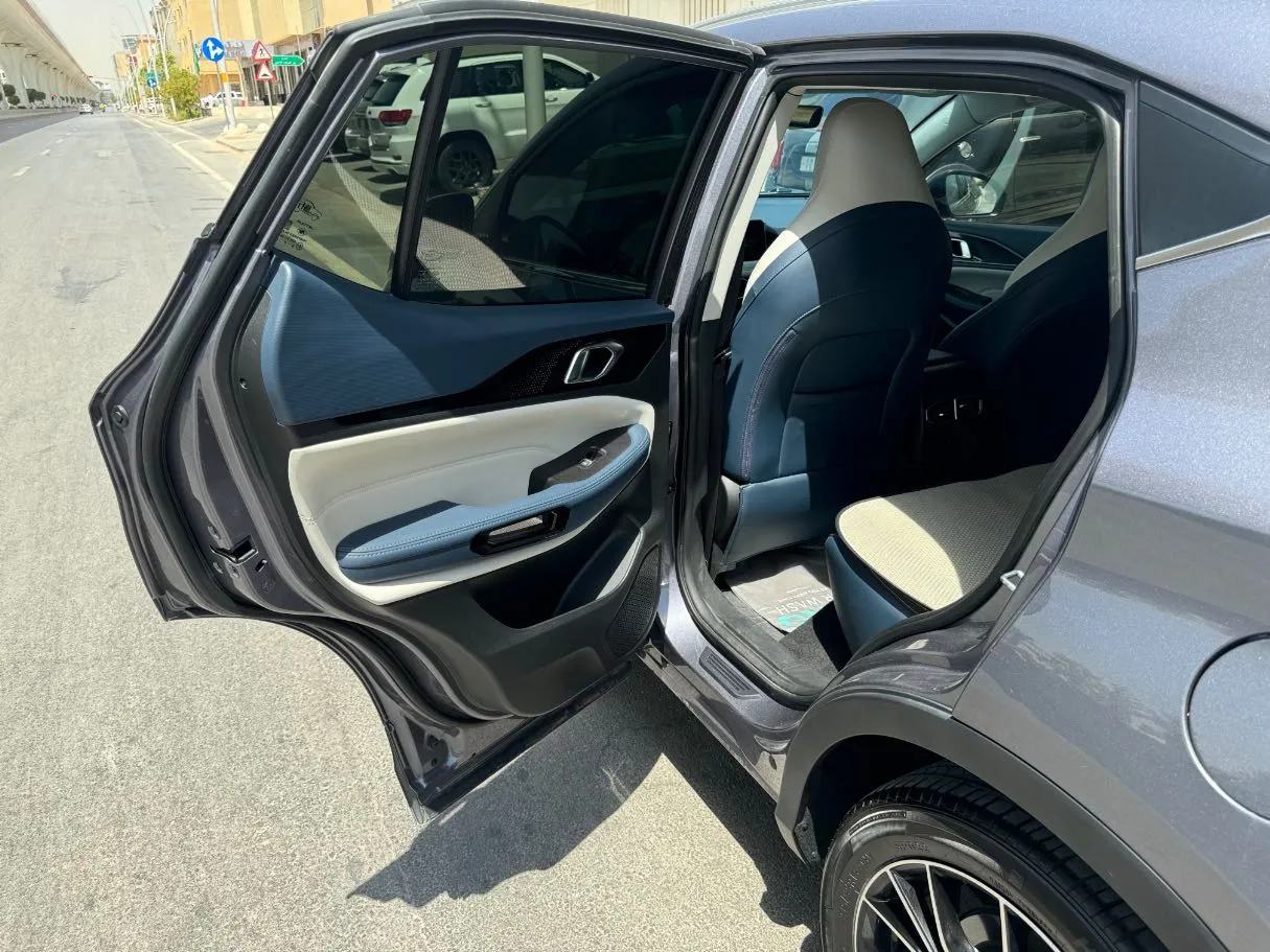 Car image 11