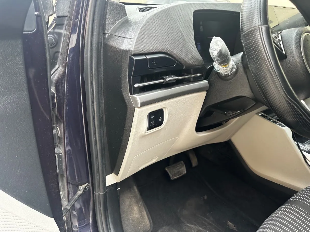 Car image 28