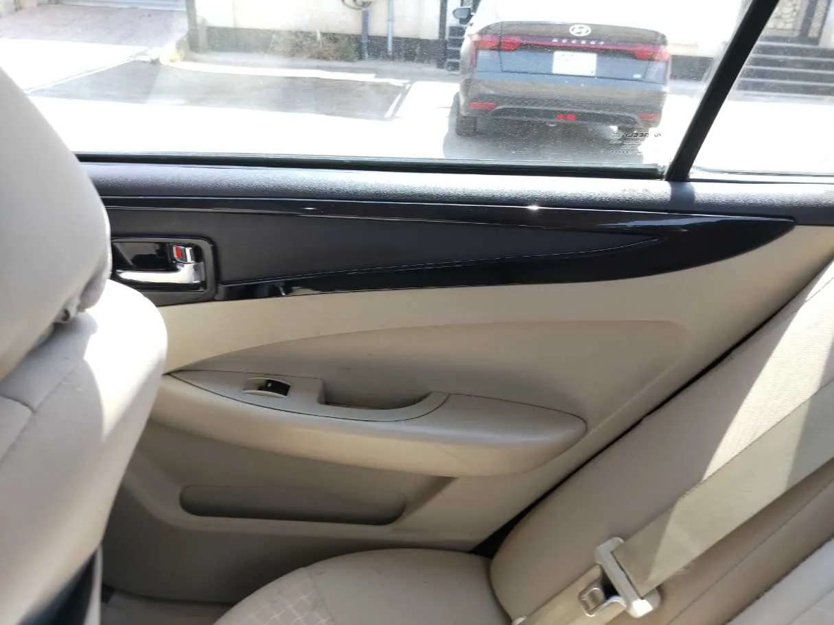 Car image 30