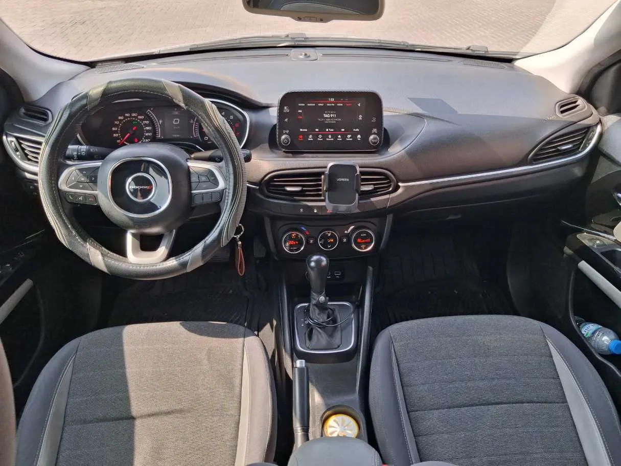 Car image 14