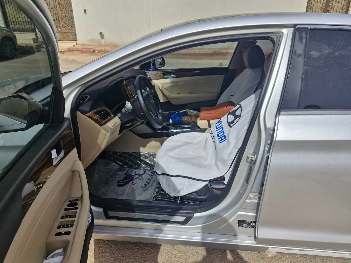 Car image 12