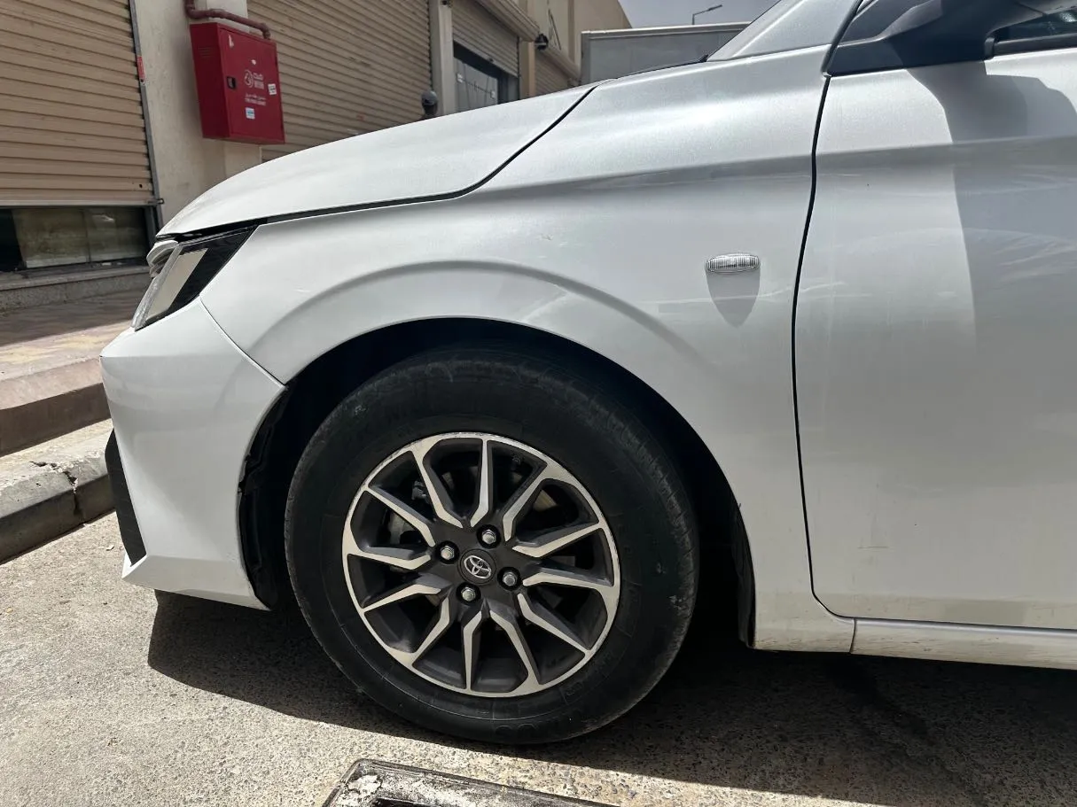 Car image 9