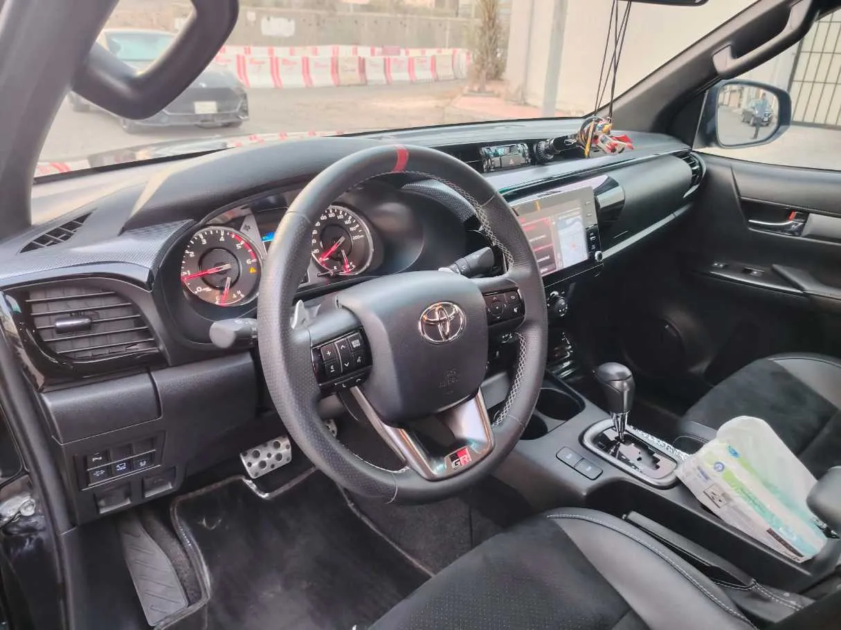 Car image 14