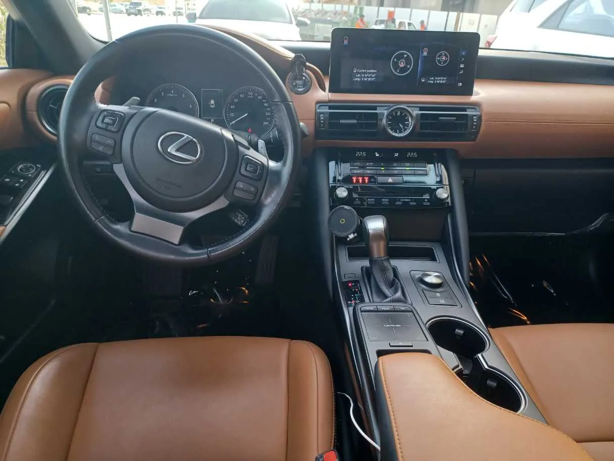 Car image 16