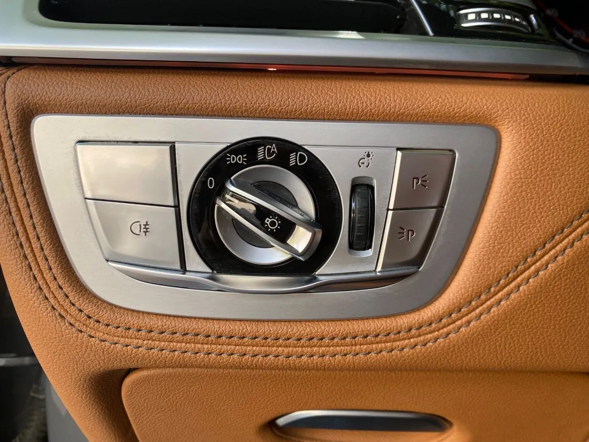 Car image 24