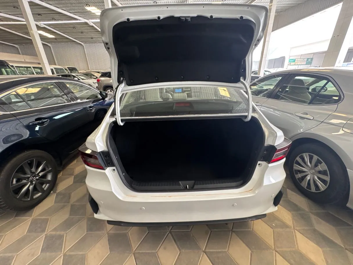 Car image 16