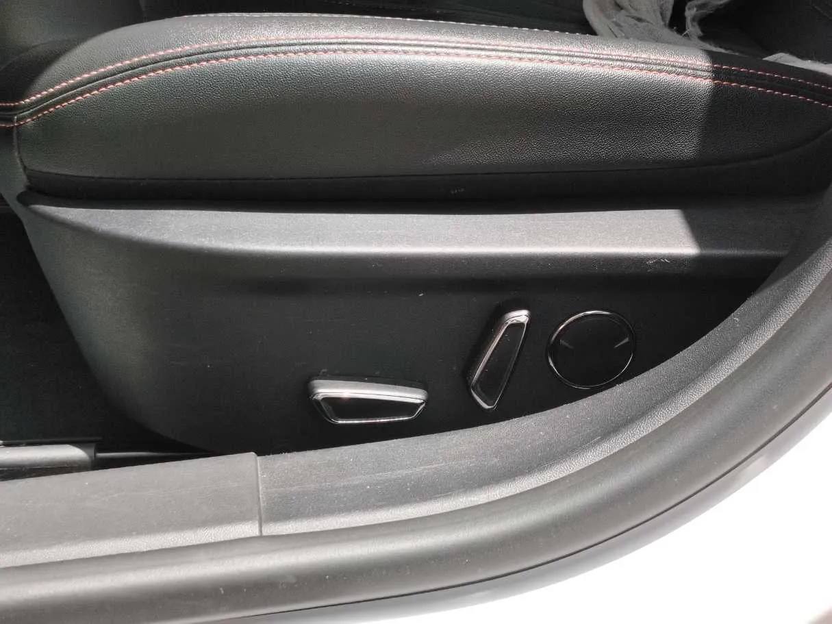 Car image 32
