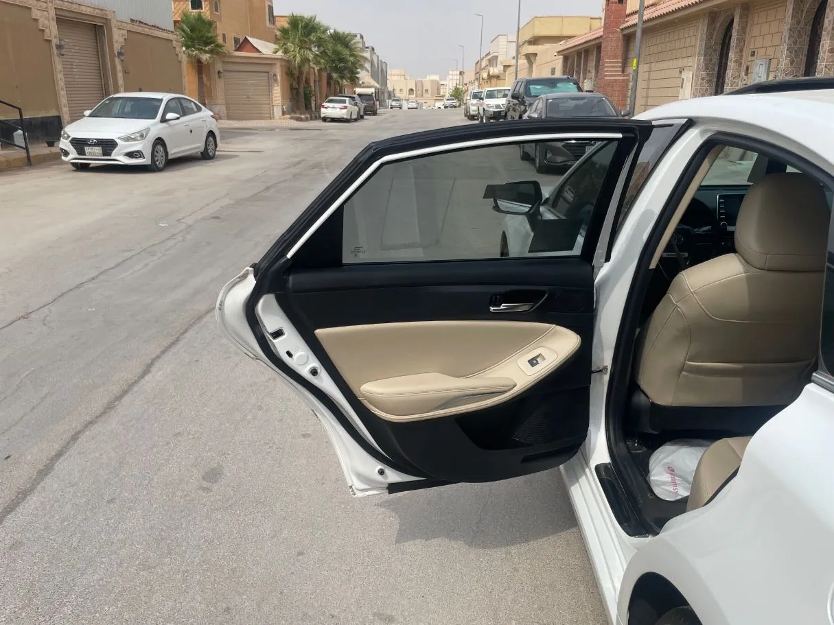 Car image 14