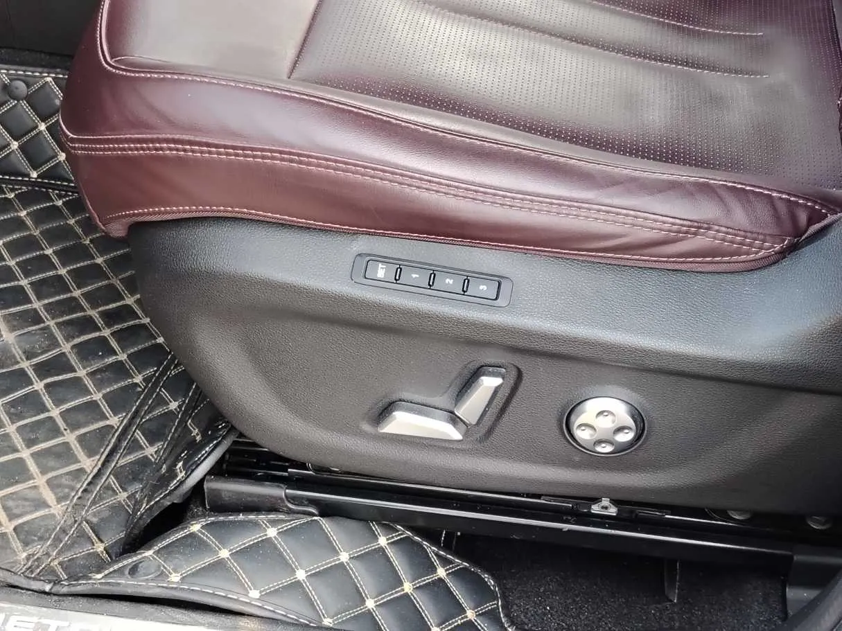 Car image 28