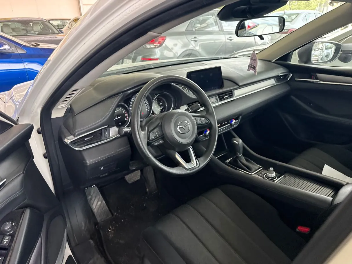 Car image 14