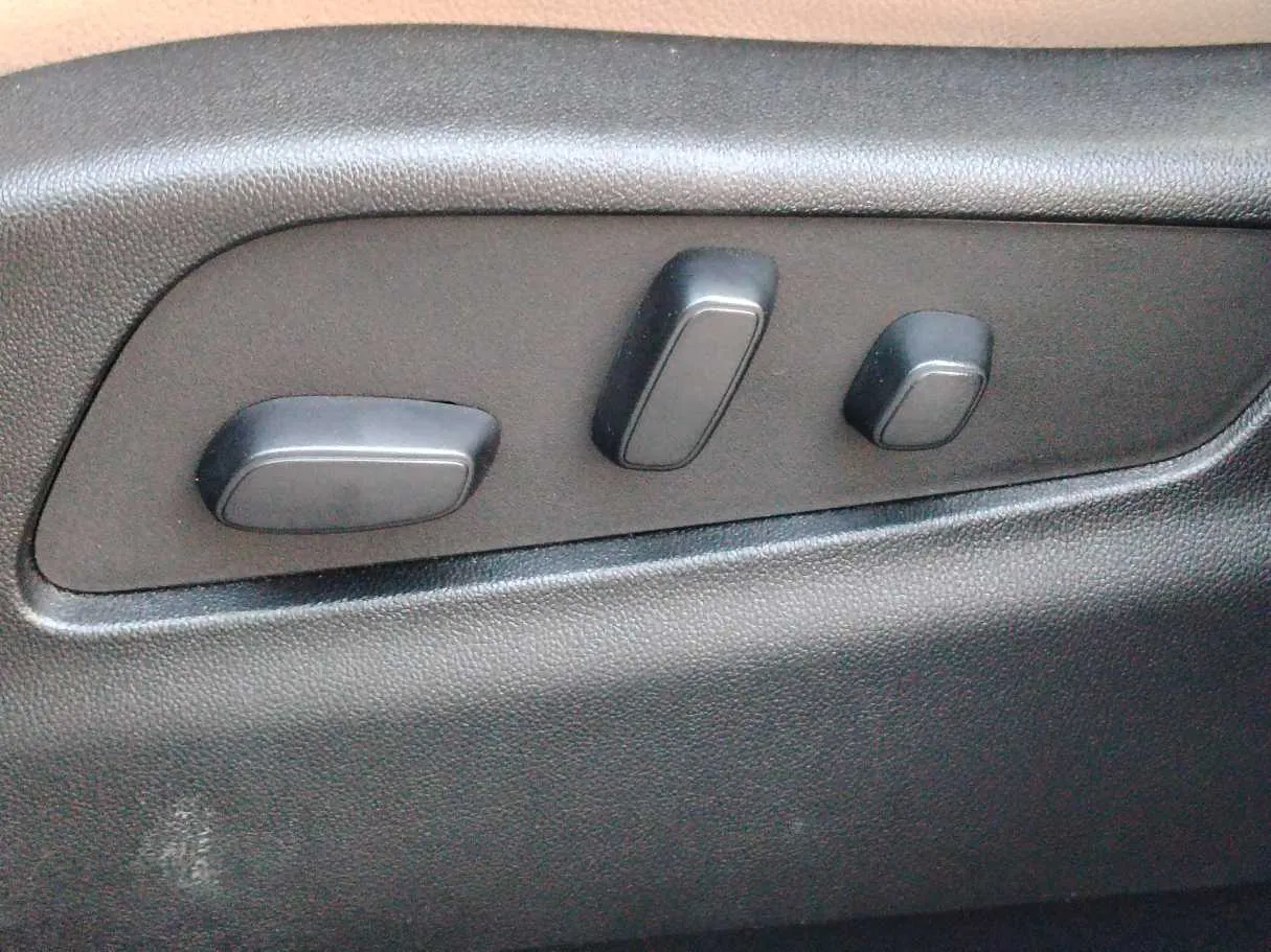 Car image 34