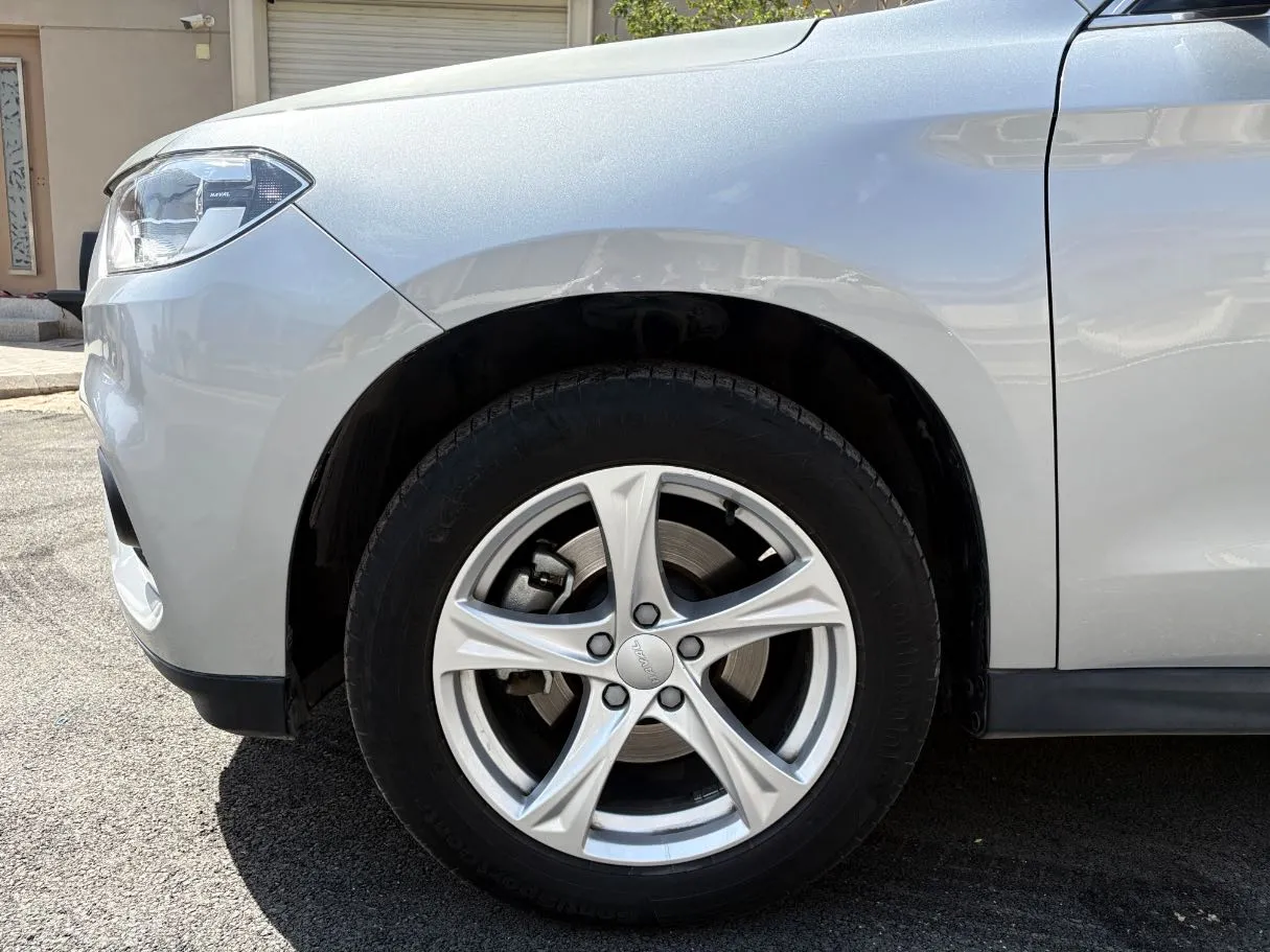 Car image 9