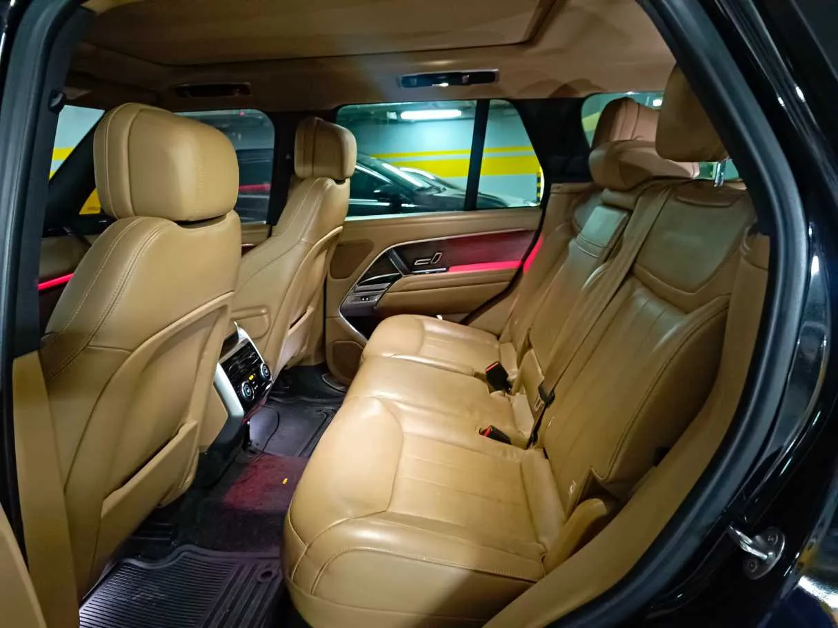 Car image 17