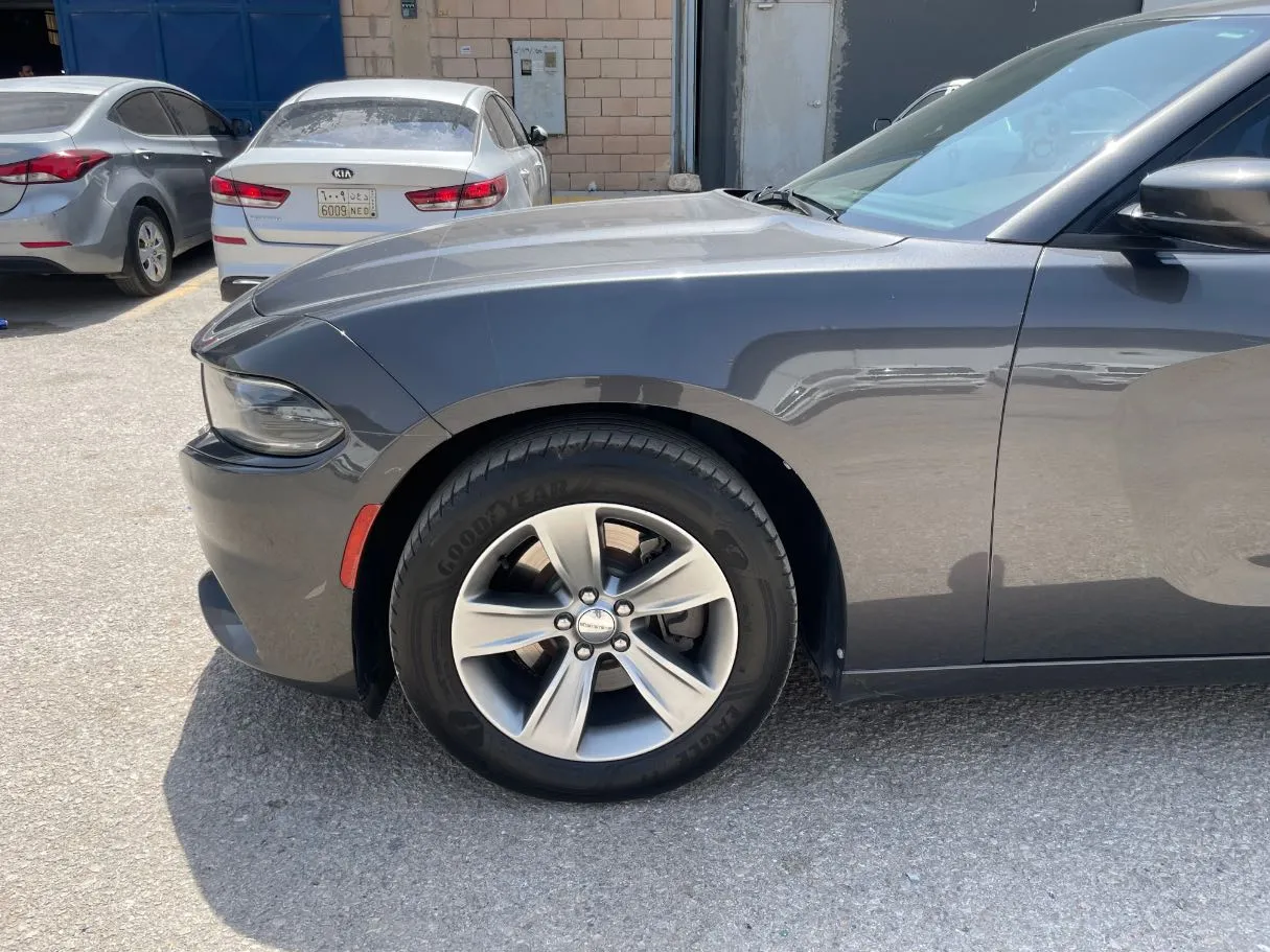 Car image 9