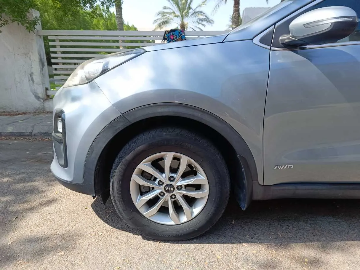 Car image 9