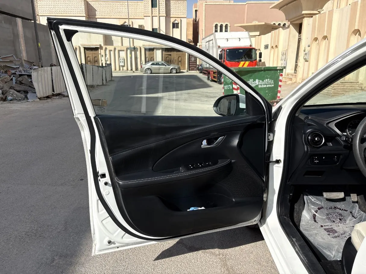 Car image 10