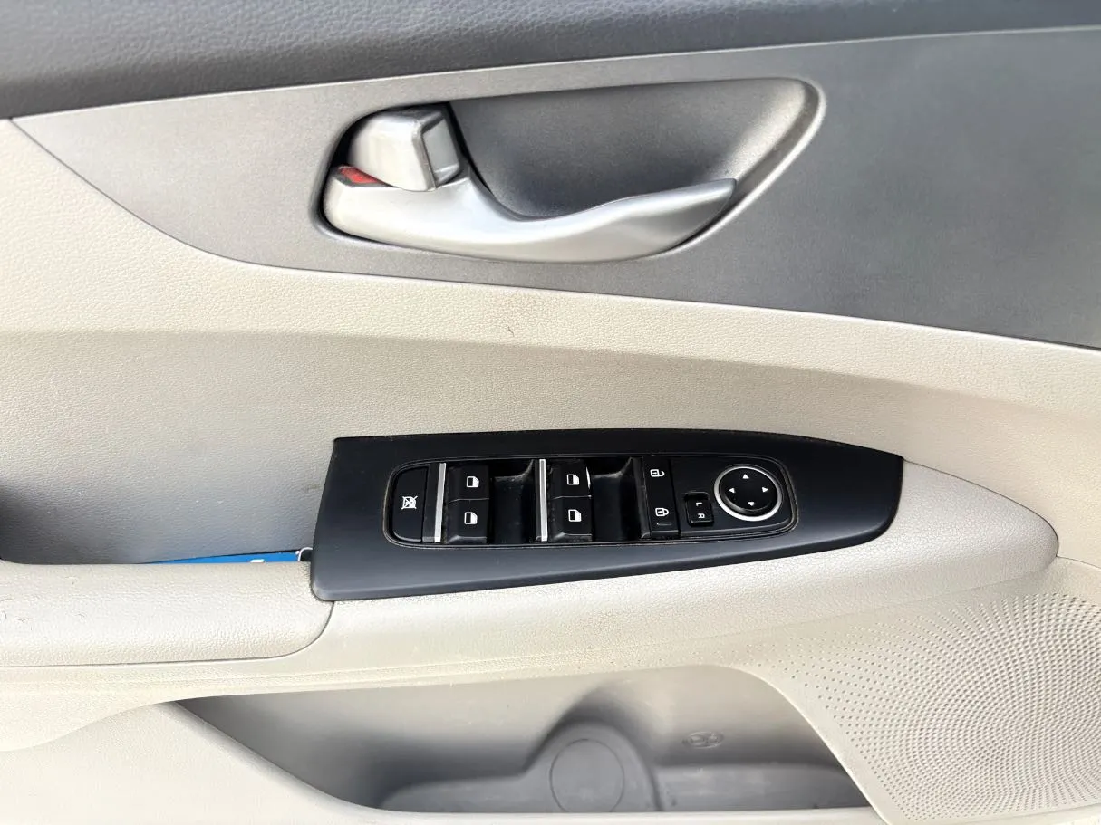 Car image 25
