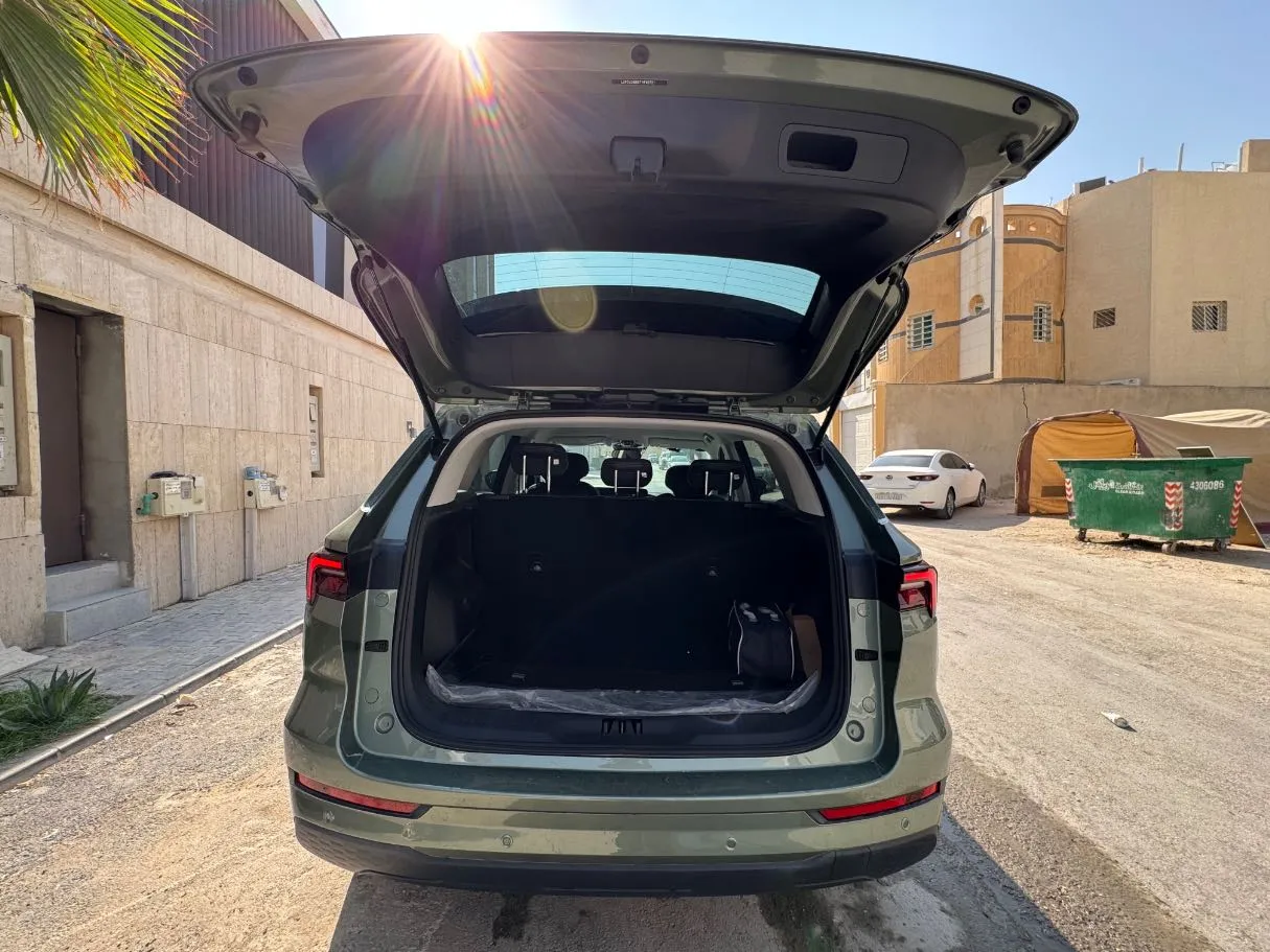 Car image 19