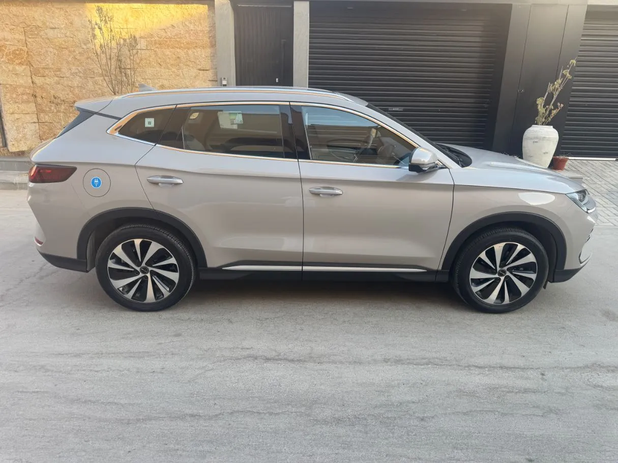 Car image 4