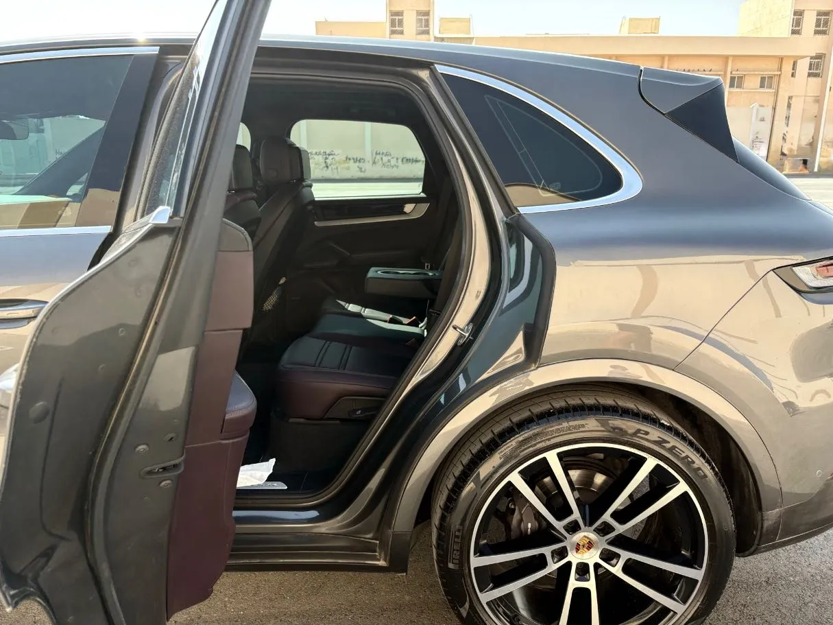 Car image 16