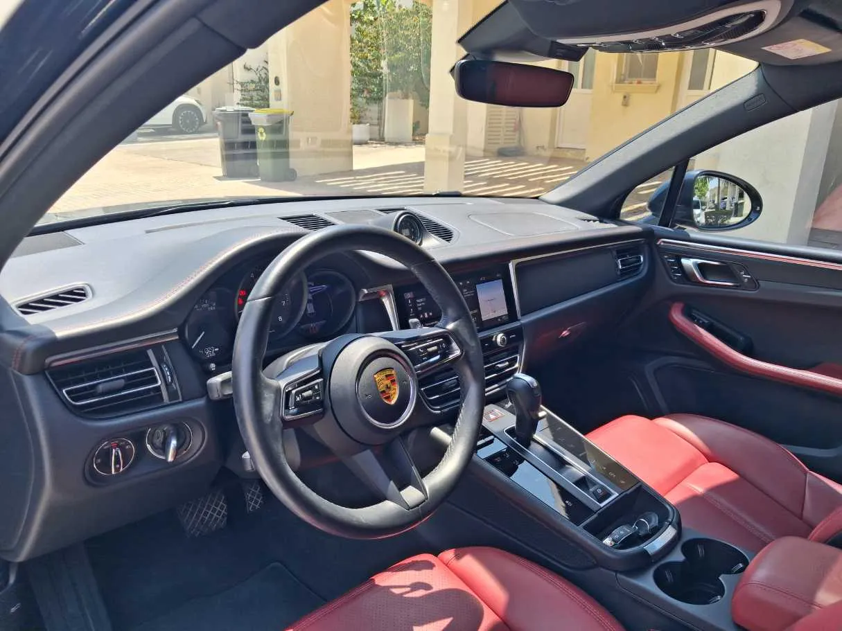 Car image 11