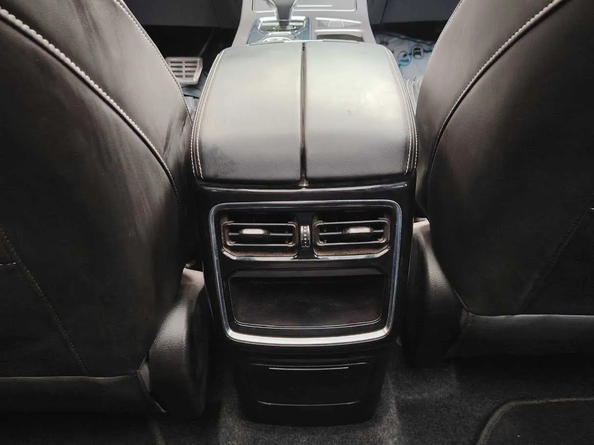 Car image 30