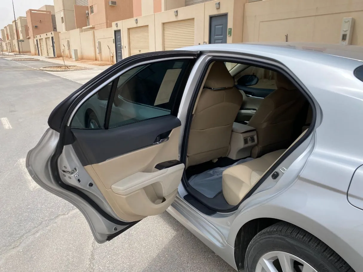 Car image 12