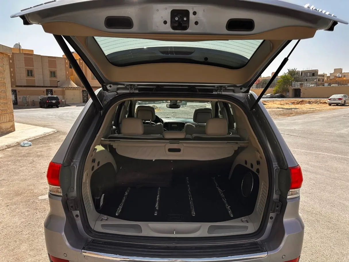 Car image 25