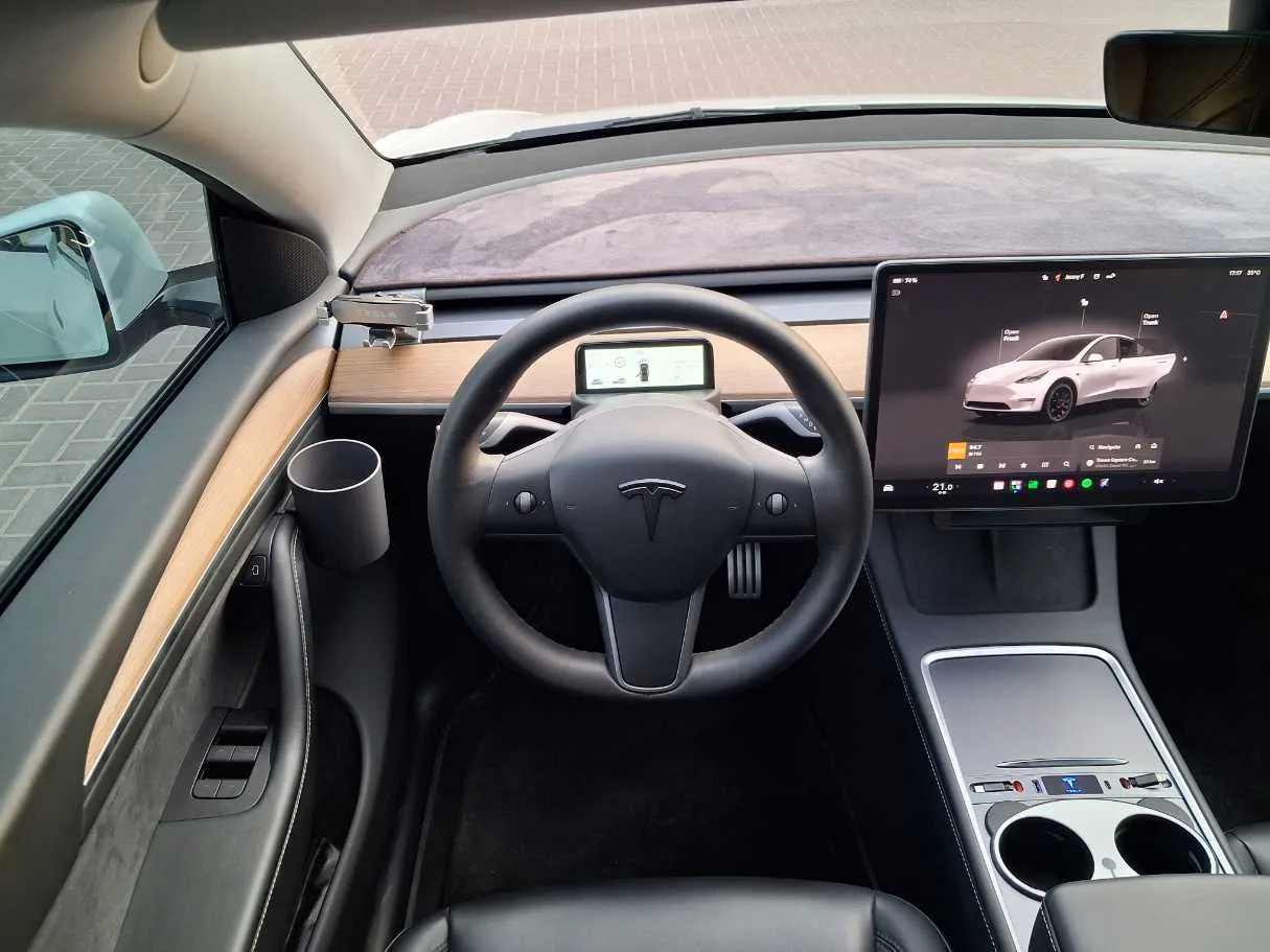 Car image 18