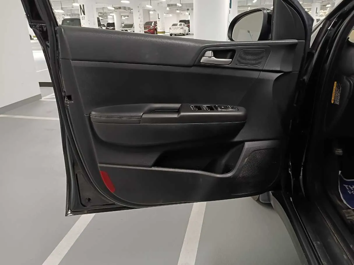 Car image 10