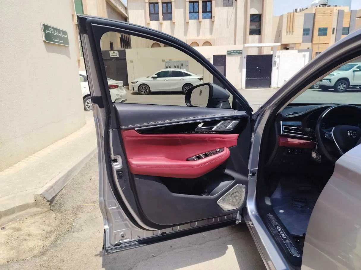 Car image 11