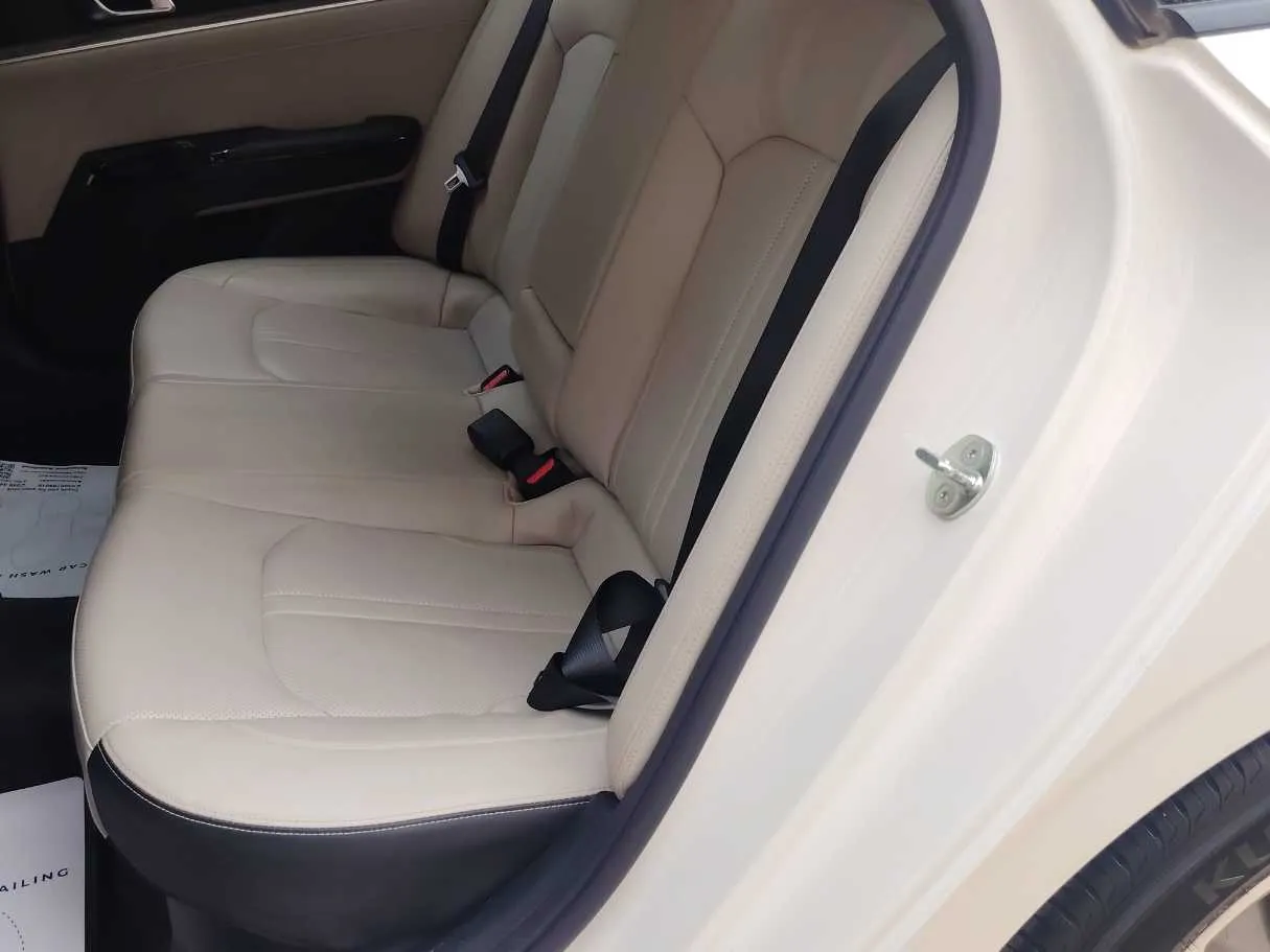 Car image 16