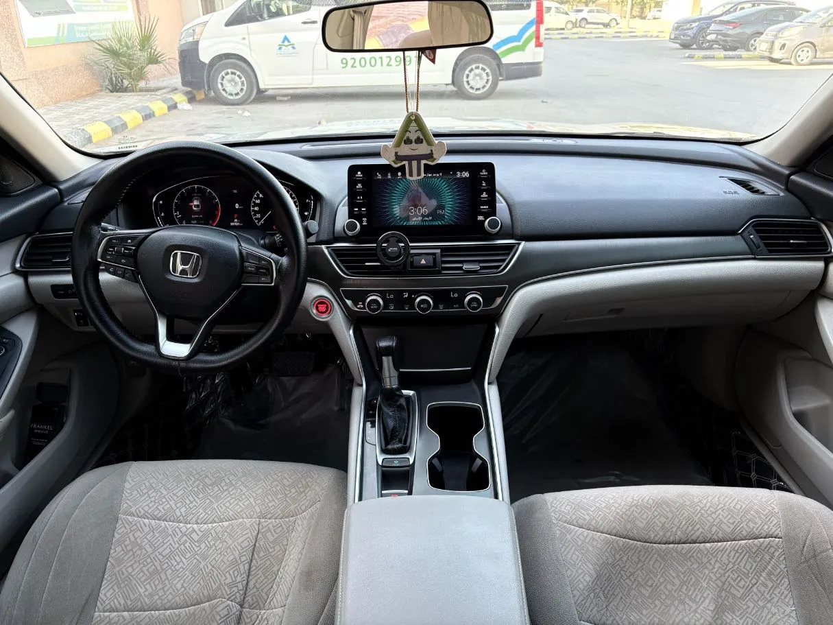 Car image 18