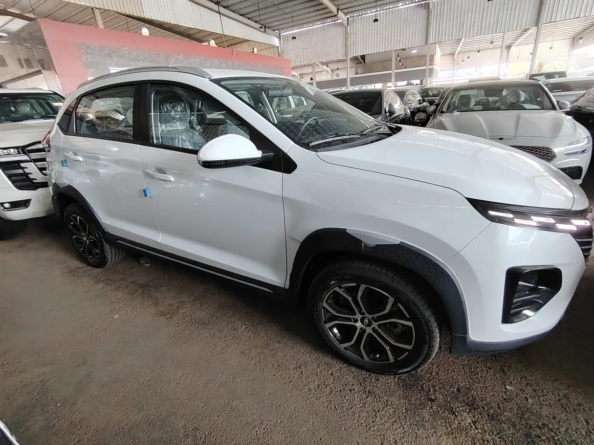 Car image 4