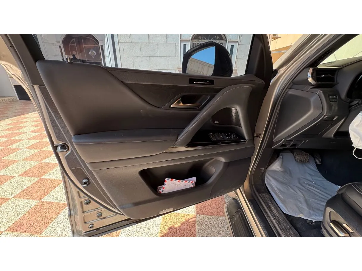 Car image 9