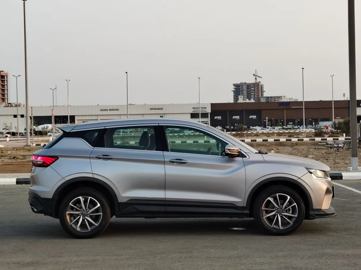 Car image 4