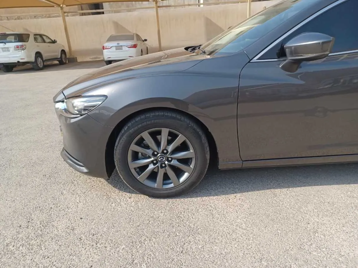Car image 9