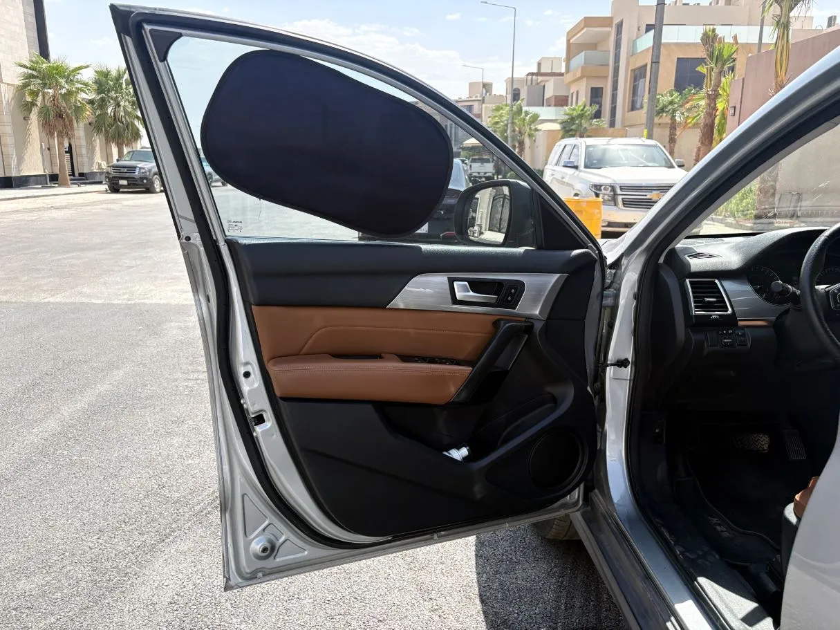 Car image 10