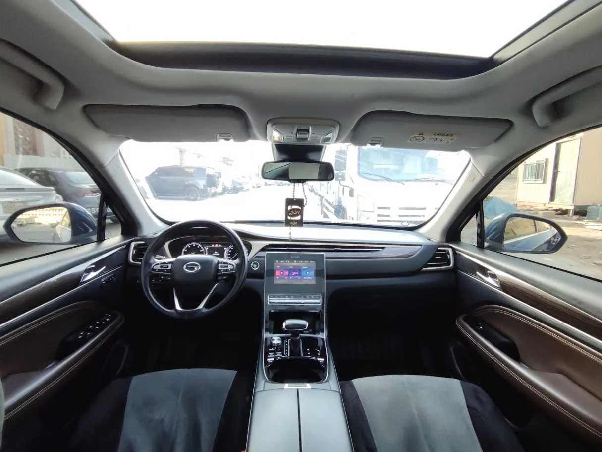 Car image 18