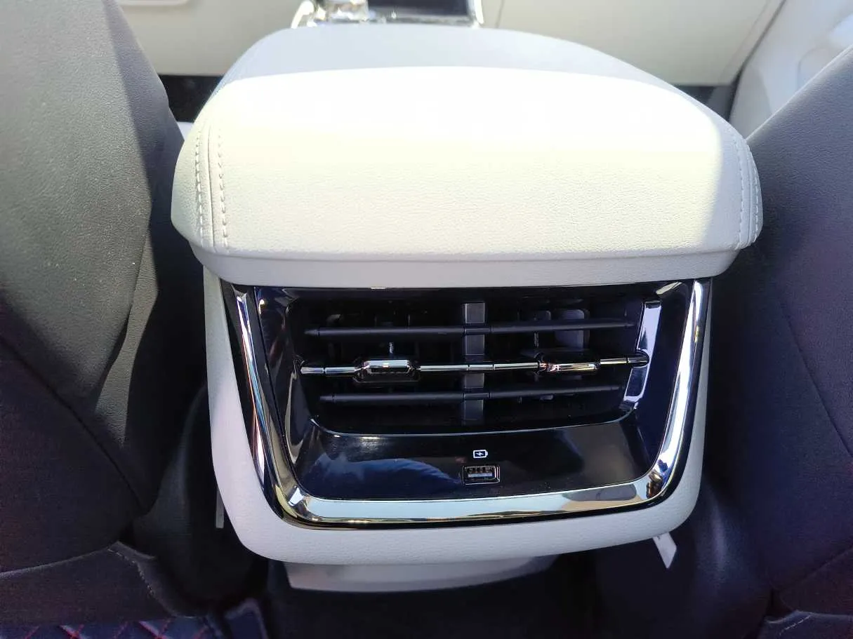 Car image 28