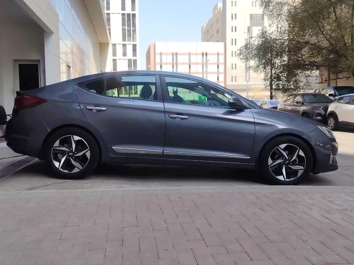 Car image 4