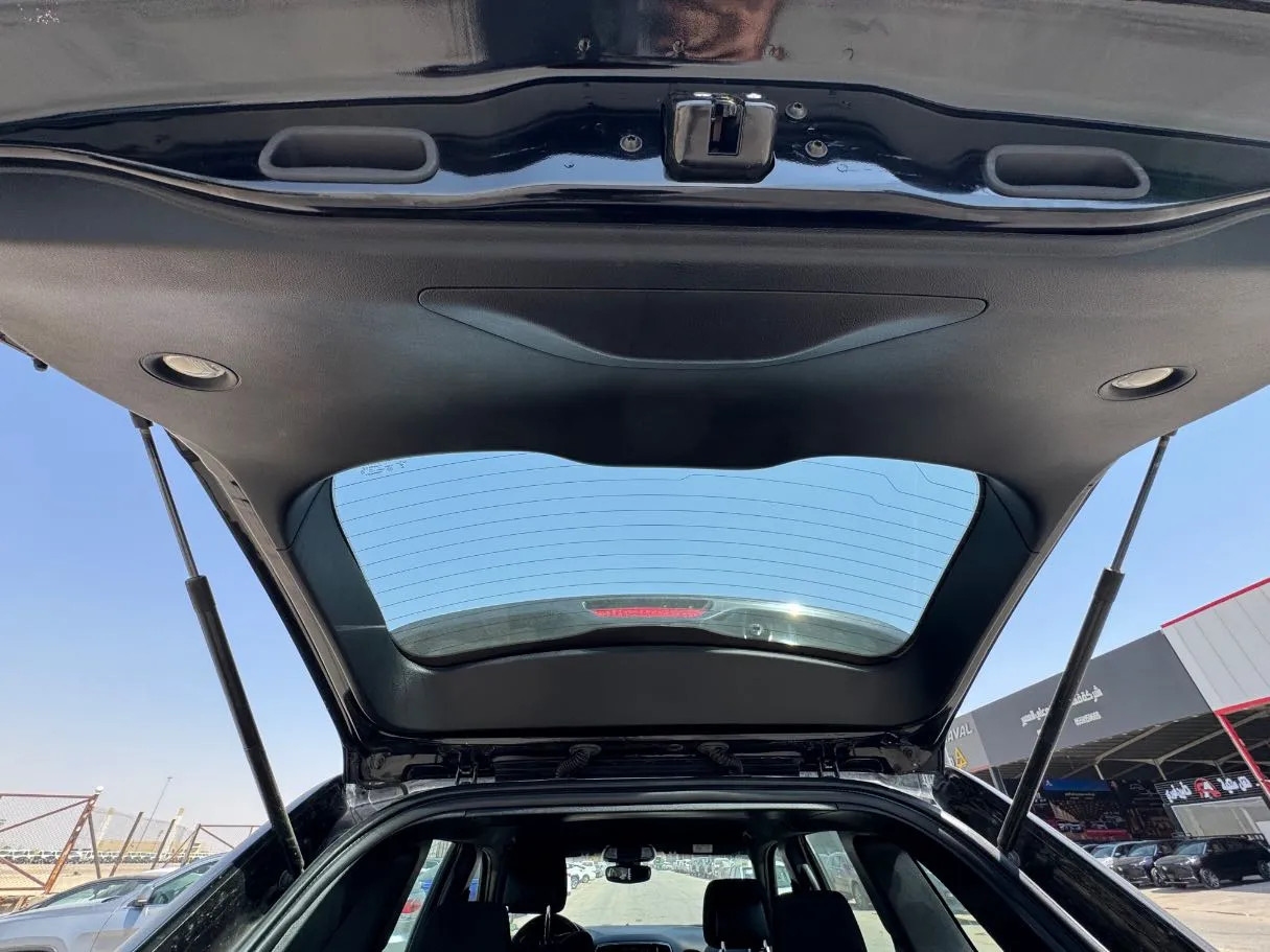 Car image 19