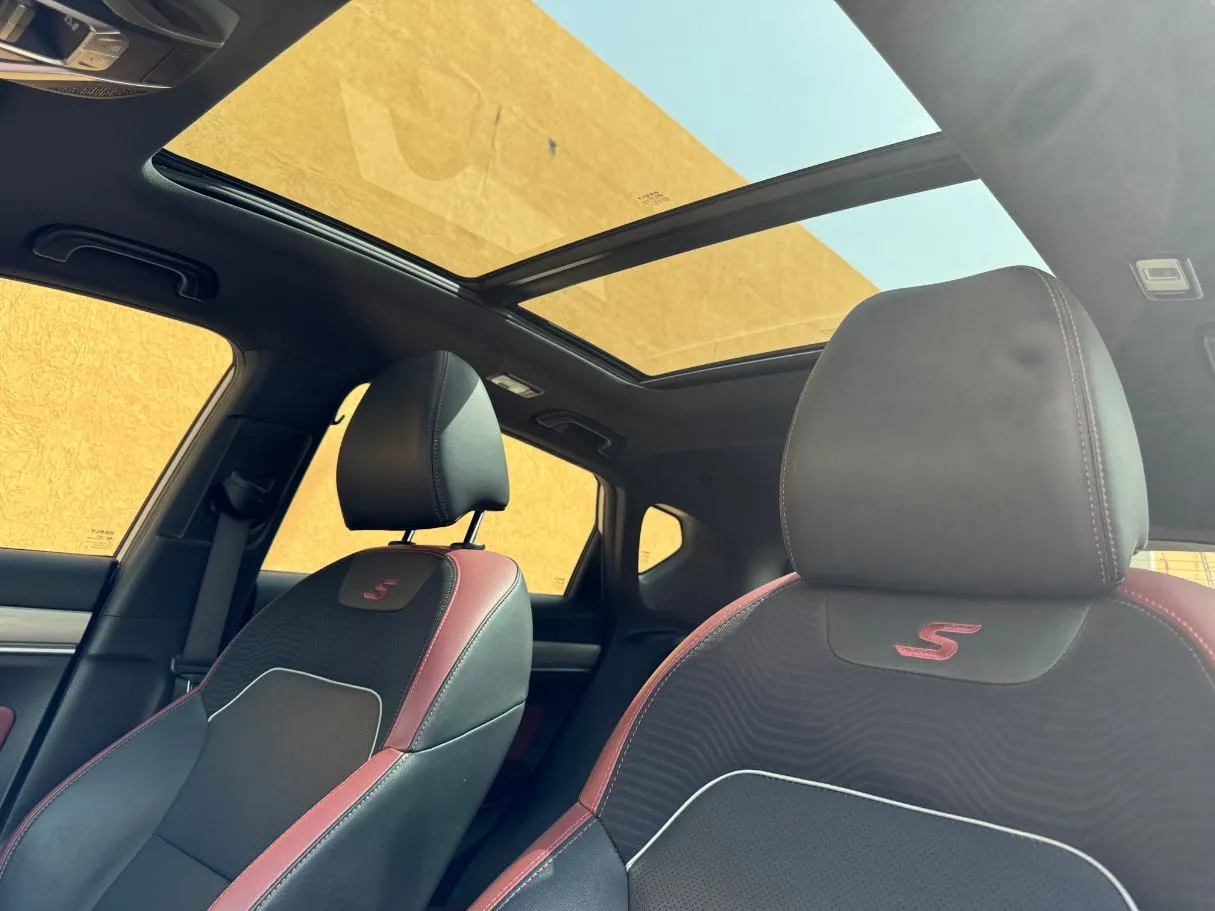 Car image 14