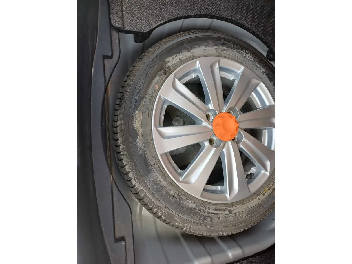 Car image 19