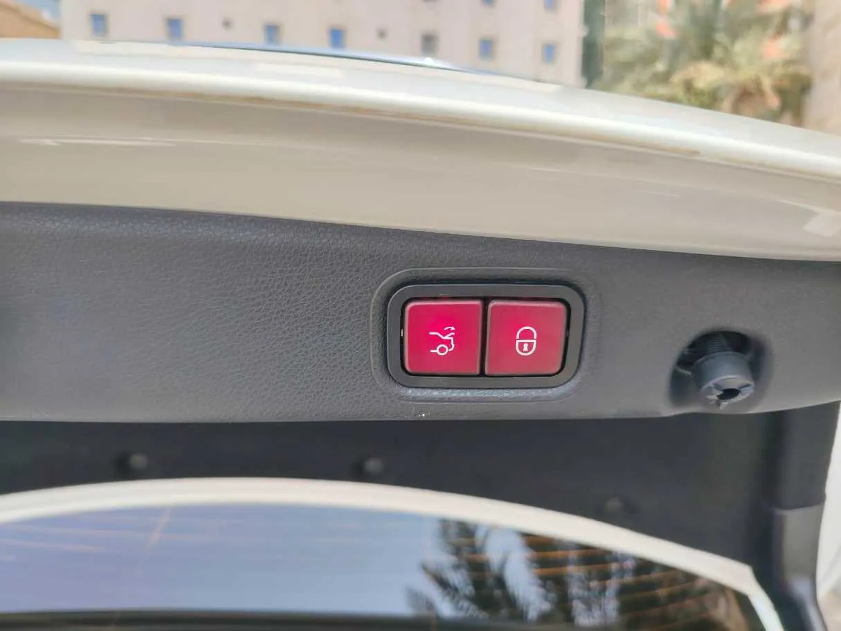 Car image 30