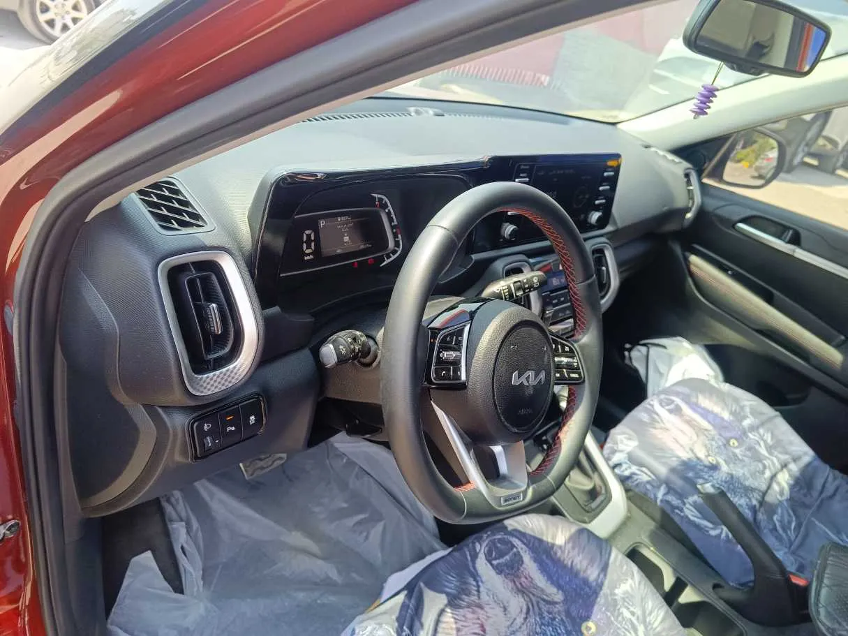 Car image 12