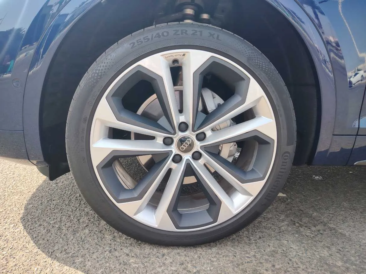 Car image 9
