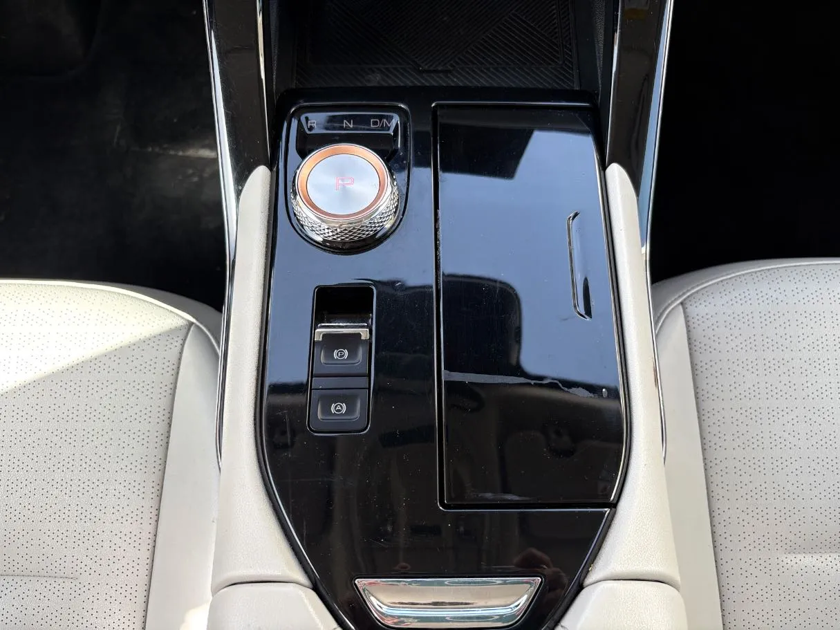 Car image 19