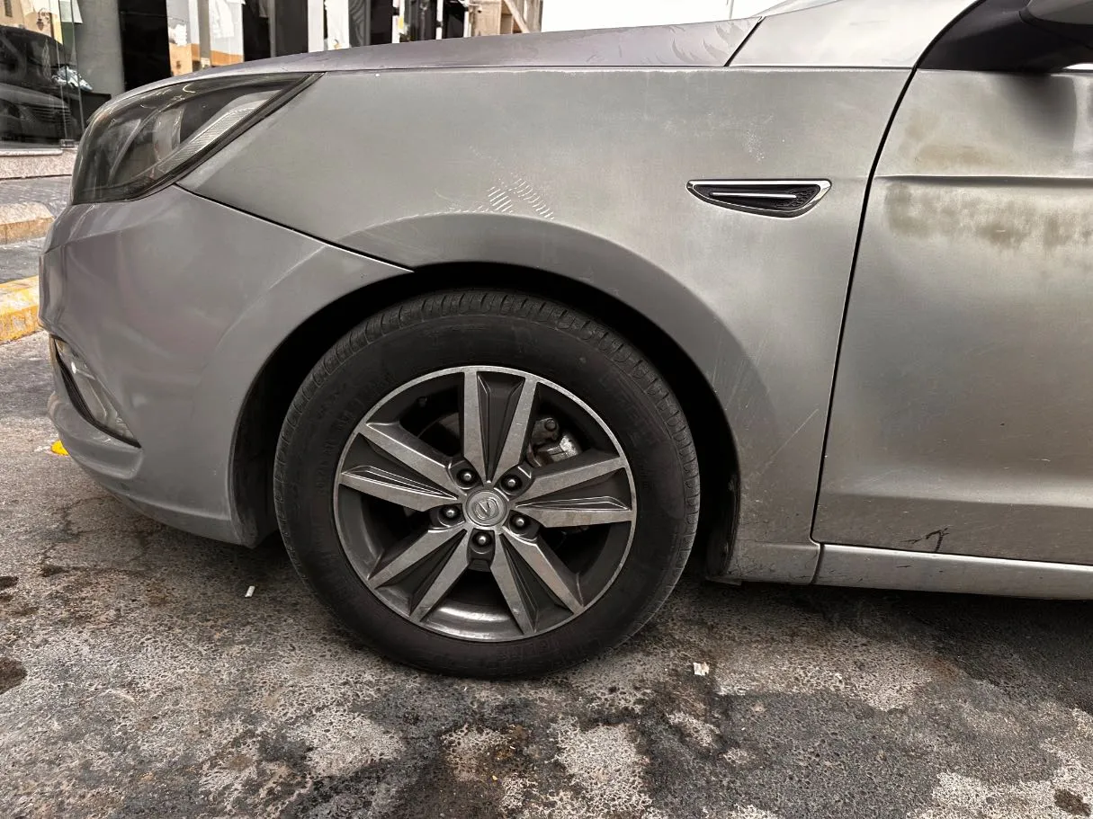 Car image 9