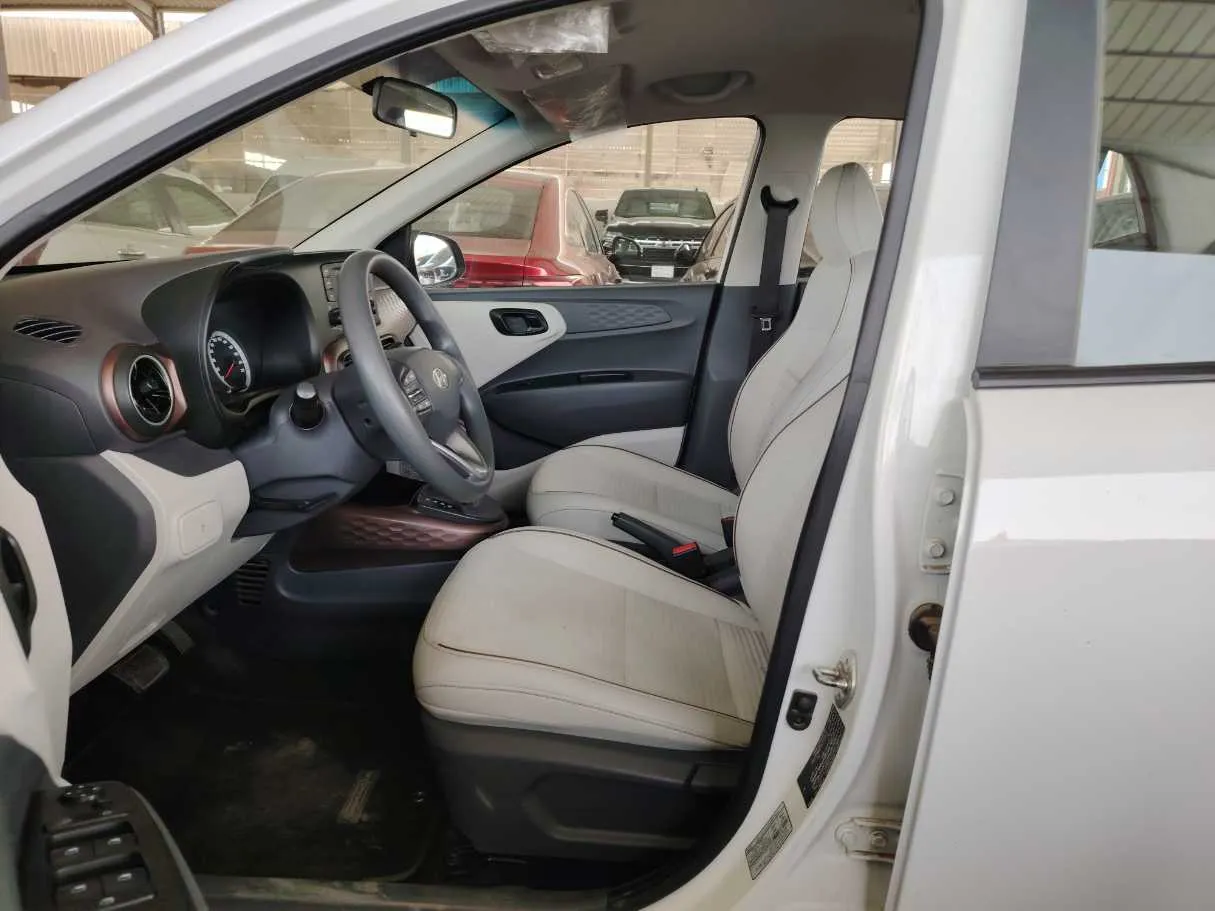 Car image 12